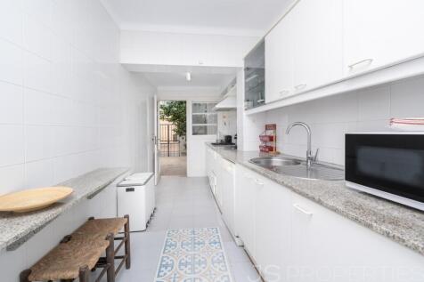 Unique Opportunity: Ground Floor Apartment with Great Potential Directly on the Pinewalk