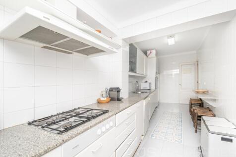 Unique Opportunity: Ground Floor Apartment with Great Potential Directly on the Pinewalk