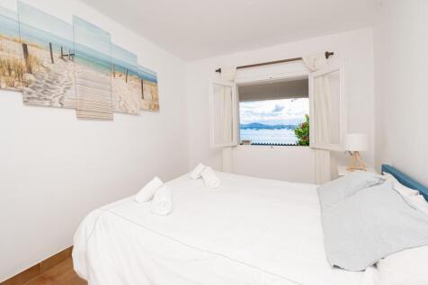 Unique Opportunity: Ground Floor Apartment with Great Potential Directly on the Pinewalk