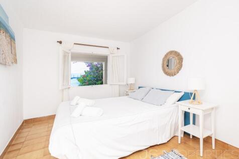 Unique Opportunity: Ground Floor Apartment with Great Potential Directly on the Pinewalk