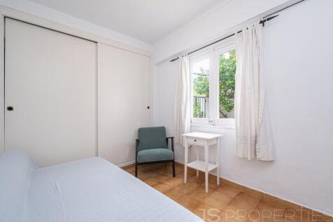 Unique Opportunity: Ground Floor Apartment with Great Potential Directly on the Pinewalk