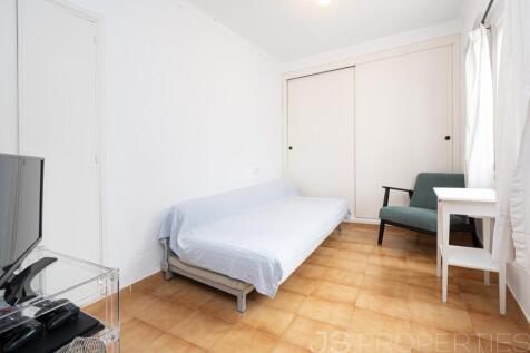 Unique Opportunity: Ground Floor Apartment with Great Potential Directly on the Pinewalk