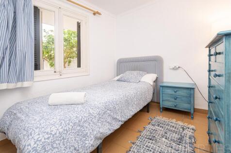 Unique Opportunity: Ground Floor Apartment with Great Potential Directly on the Pinewalk