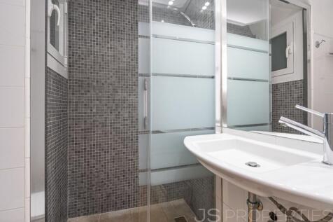 Unique Opportunity: Ground Floor Apartment with Great Potential Directly on the Pinewalk