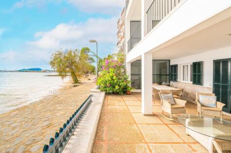 Unique Opportunity: Ground Floor Apartment with Great Potential Directly on the Pinewalk