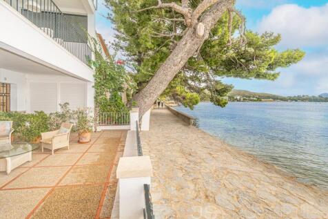 Unique Opportunity: Ground Floor Apartment with Great Potential Directly on the Pinewalk