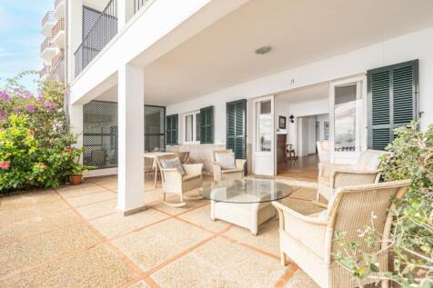 Unique Opportunity: Ground Floor Apartment with Great Potential Directly on the Pinewalk