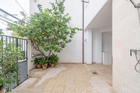 Unique Opportunity: Ground Floor Apartment with Great Potential Directly on the Pinewalk