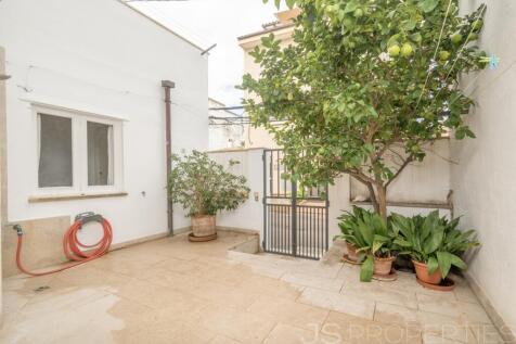 Unique Opportunity: Ground Floor Apartment with Great Potential Directly on the Pinewalk