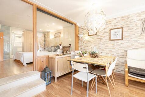 Beautiful apartment in Alcanda with sea views, terrace, and close proximity to the golf course.