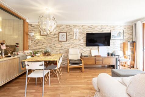 Beautiful apartment in Alcanda with sea views, terrace, and close proximity to the golf course.