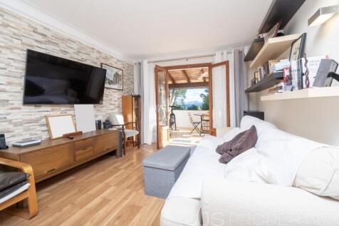 Beautiful apartment in Alcanda with sea views, terrace, and close proximity to the golf course.