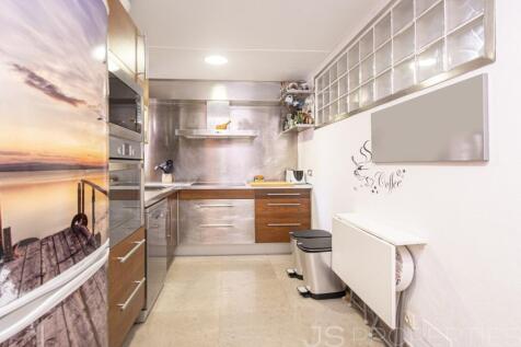 Beautiful apartment in Alcanda with sea views, terrace, and close proximity to the golf course.