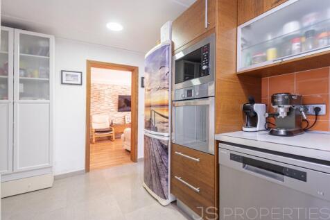 Beautiful apartment in Alcanda with sea views, terrace, and close proximity to the golf course.