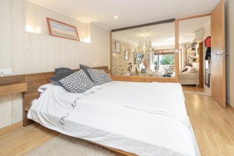 Beautiful apartment in Alcanda with sea views, terrace, and close proximity to the golf course.