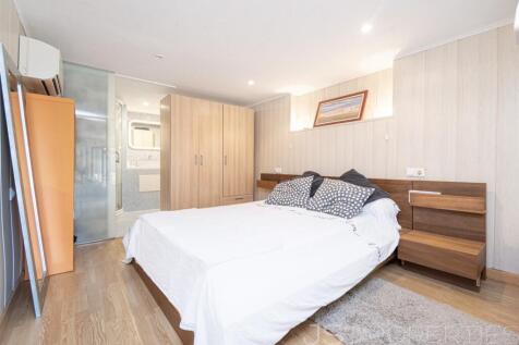 Beautiful apartment in Alcanda with sea views, terrace, and close proximity to the golf course.