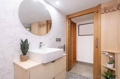 Beautiful apartment in Alcanda with sea views, terrace, and close proximity to the golf course.