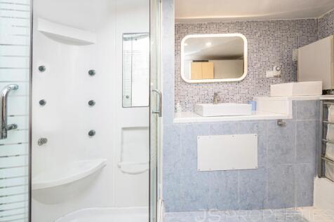 Beautiful apartment in Alcanda with sea views, terrace, and close proximity to the golf course.