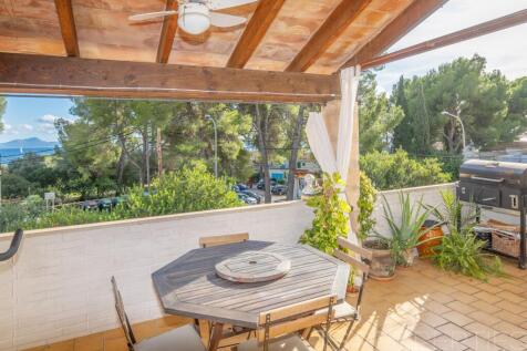 Beautiful apartment in Alcanda with sea views, terrace, and close proximity to the golf course.