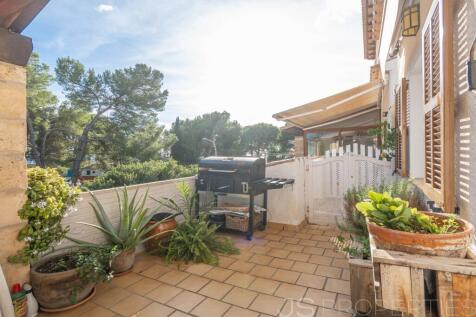 Beautiful apartment in Alcanda with sea views, terrace, and close proximity to the golf course.