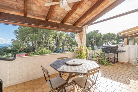 Beautiful apartment in Alcanda with sea views, terrace, and close proximity to the golf course.