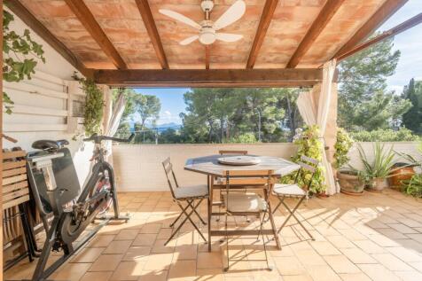 Beautiful apartment in Alcanda with sea views, terrace, and close proximity to the golf course.