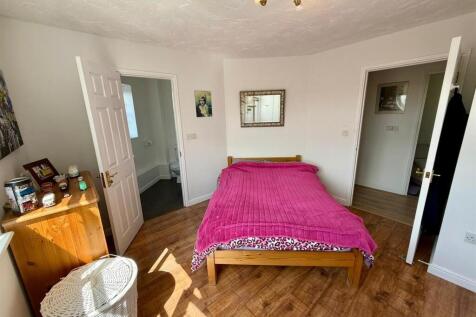 Bedroom 1.jpg