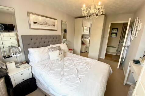 Bedroom 1.jpg