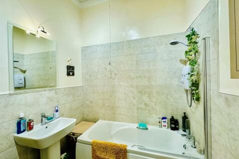 bathroom 2.jpg