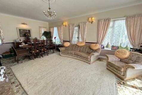 lounge to dining area.jpg