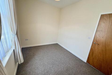 Bedroom 1b.jpg