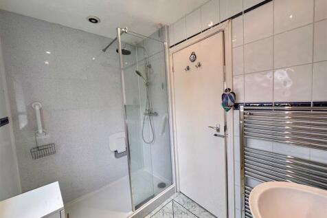 bathroom 1.jpg