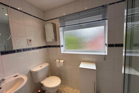 bathroom 2.jpg