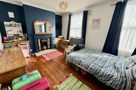 Bedroom 1.jpg