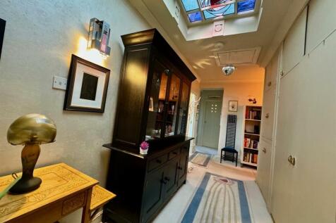 Hallway 2.jpg