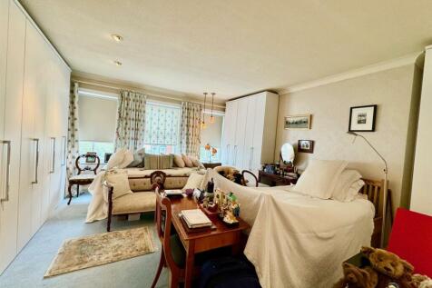 Bedroom 1.jpg