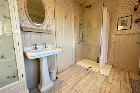 bathroom 2.jpg