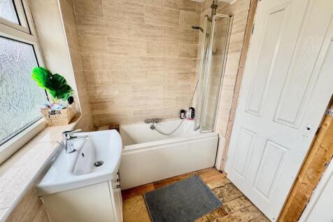 Bathroom 3.jpg