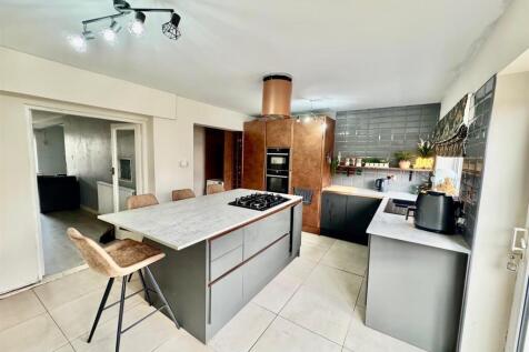 Kitchen 2.jpg