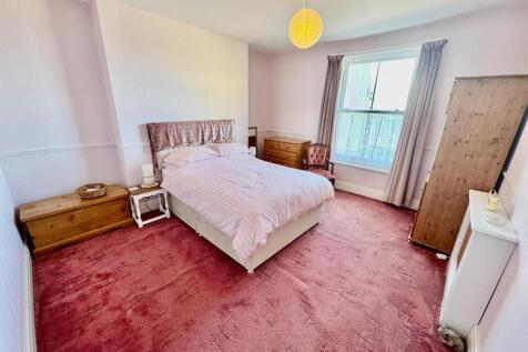Bedroom 1.jpg