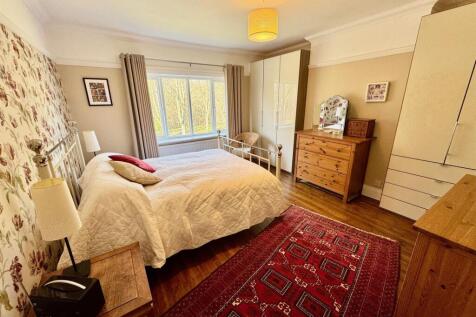 Bedroom 1b.jpg