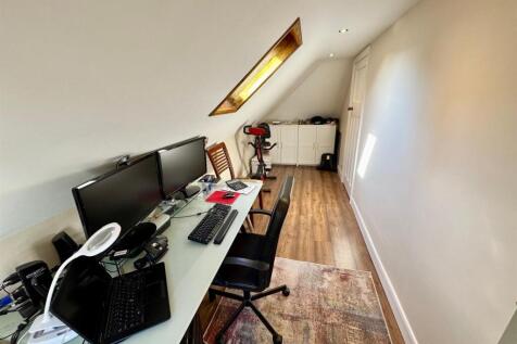 Bedroom 4b.jpg