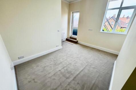 Bedroom 1b.jpg