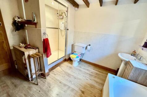 bathroom 2.jpg