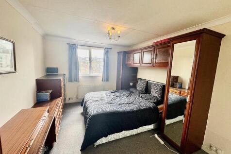 Bedroom 1b.jpg