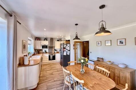towards kitchen.jpg