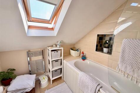 bathroom 1.jpg