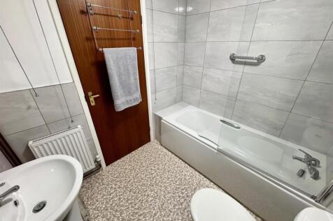 bathroom 2.jpg