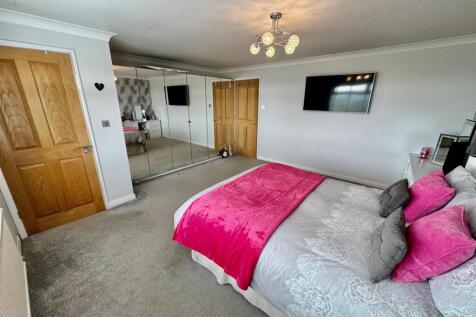 Bedroom 1b.jpg