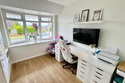 Bedroom 4b.jpg